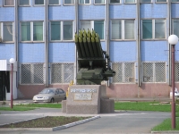 Памятник труженикам Орского механического завода. 2005 год